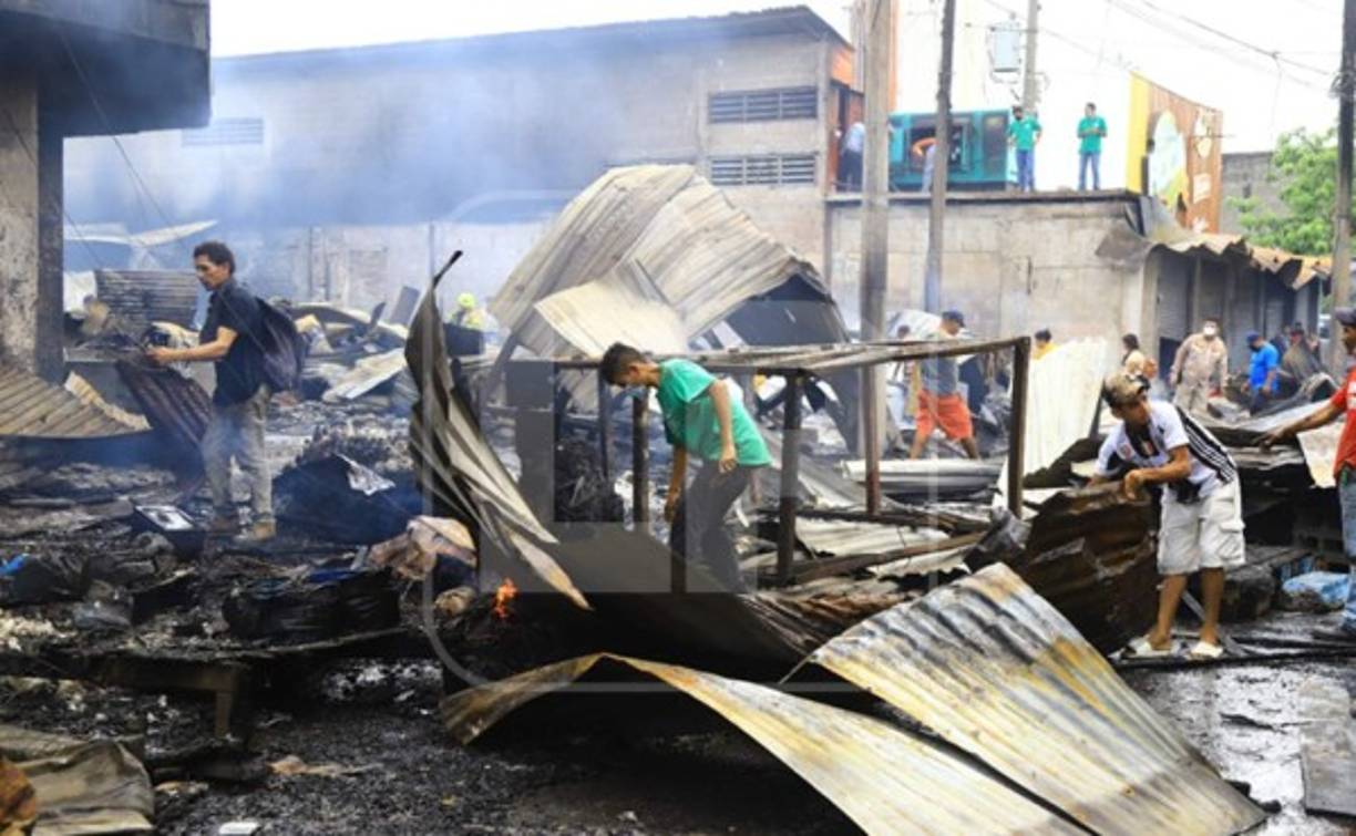 Los bomberos llegaron este domingo a labores de enfriamiento y remoción tras el siniestro.