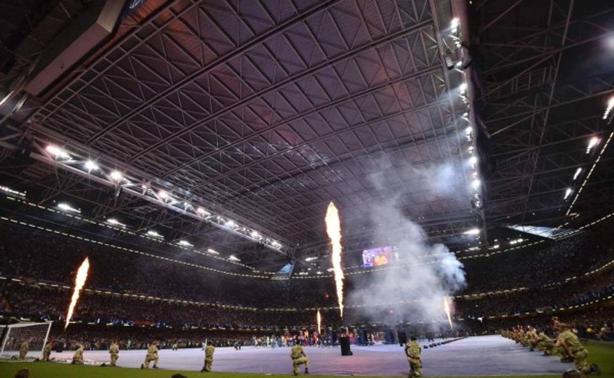 Paris Saint-Germain players pose before the UEFA Champions League group C football match between Liverpool and Paris Saint-Germain at Anfield in Liverpool, north west England on September 18, 2018. / AFP PHOTO / Paul ELLIS