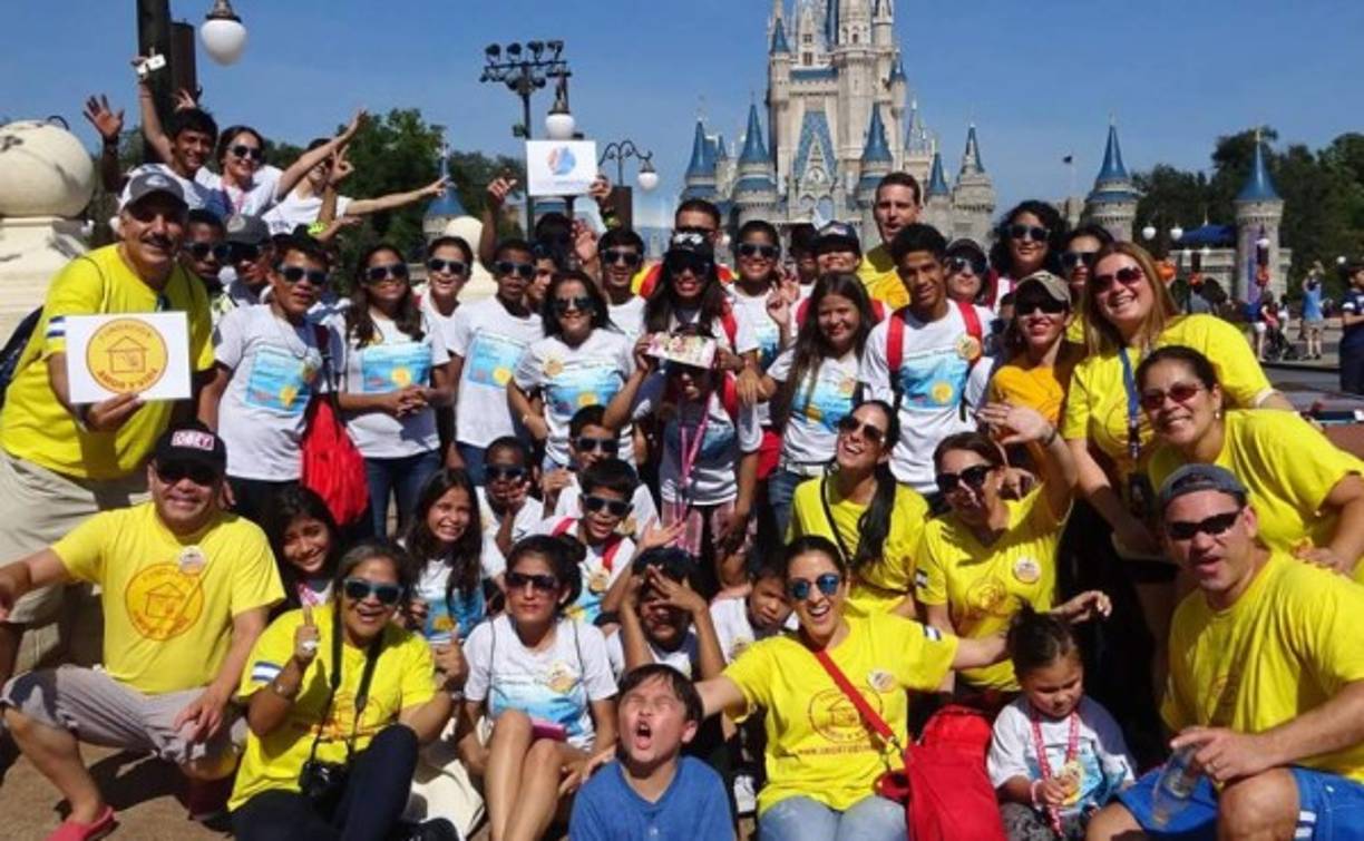 Unos 33 años de la Fundación Amor y Vida de San Pedro Sula, Honduras cumplieron su sueño de viajar a Disney gracias a varios padrinos en los que destacan Maity Interiano y Fernando Fiore.
