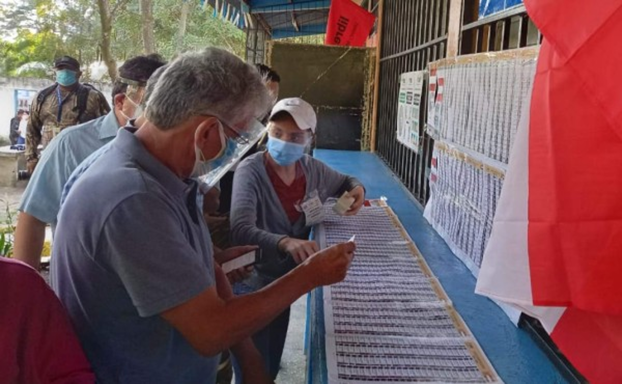 Muchos sampedranos se buscan en el padrón electoral para conocer en que número de mesa les toca votar.