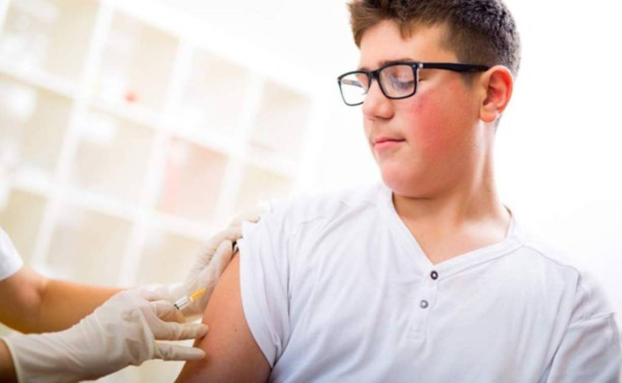 La principal vía de contagio es la saliva, por ello ve principal no compartir utensilios de comida, y siempre lavarse las manos, porque con un simple estornudo se puede producir un contagio por vía aérea.