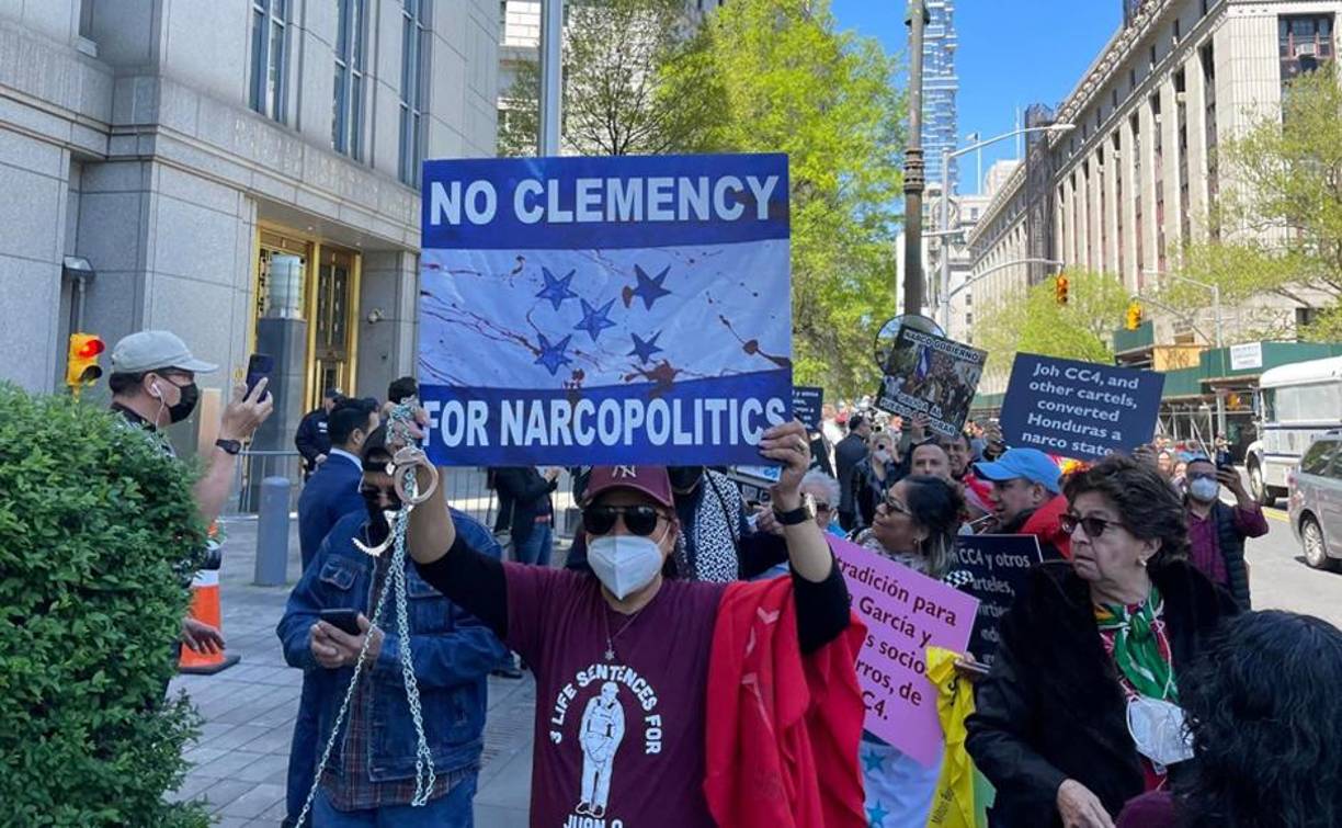 El expresidente Juan Orlando Hernández (2014-2022) se sentó este martes en un tribunal de Manhattan ante un juez, donde se declaró no culpable de los delitos de tráfico de cocaína y posesión de armas pesadas de los que le acusa el Gobierno de Estados Unidos.