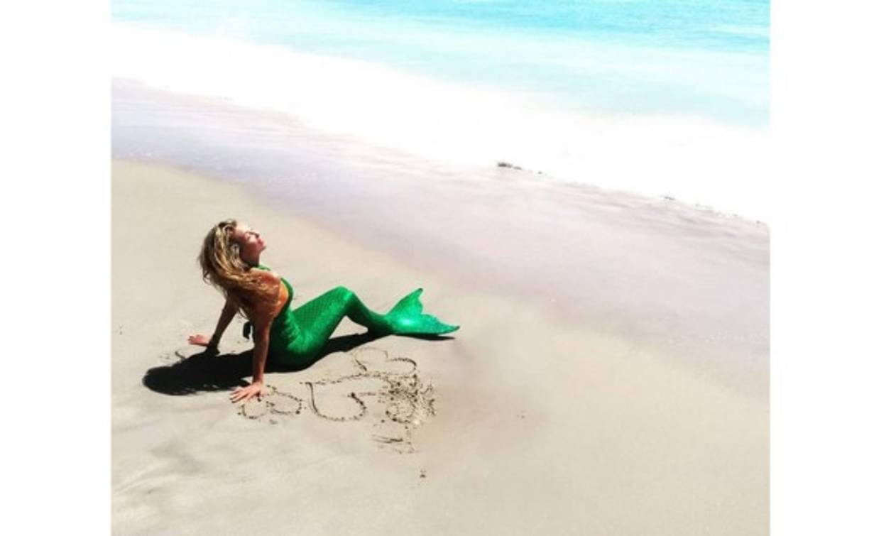 Madre e hija se escaparon a una playa para transformarse en dos hermosas sirenas.