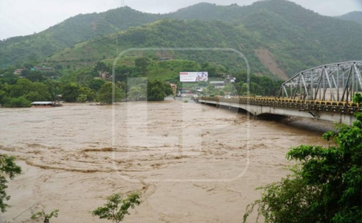 El caudal del río comenzó a aumentar desde la madrugada de hoy, tal y como lo advirtió Copeco, razón por la cual se pidió que la población evacuara. Foto José Cantarero