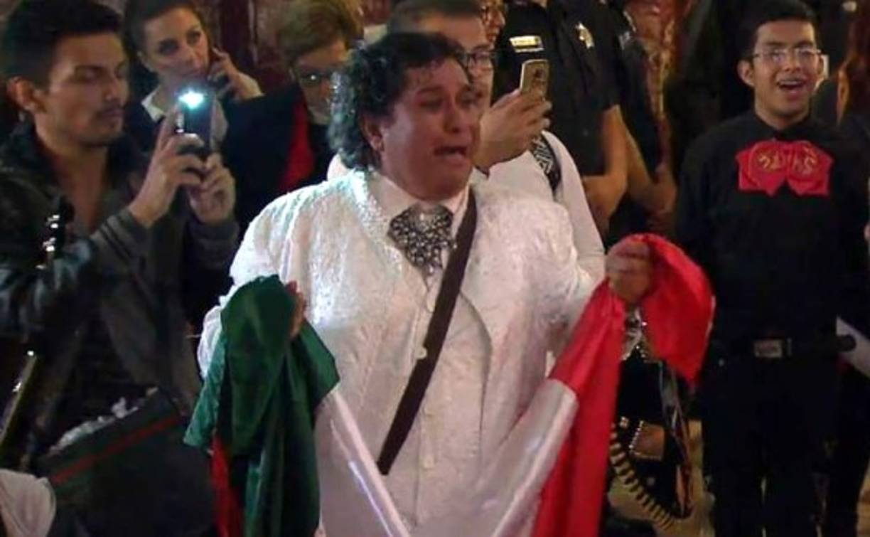 Entre lágrimas, seguidores de Juan Gabriel entonan sus canciones en el Palacio de Bellas Artes.