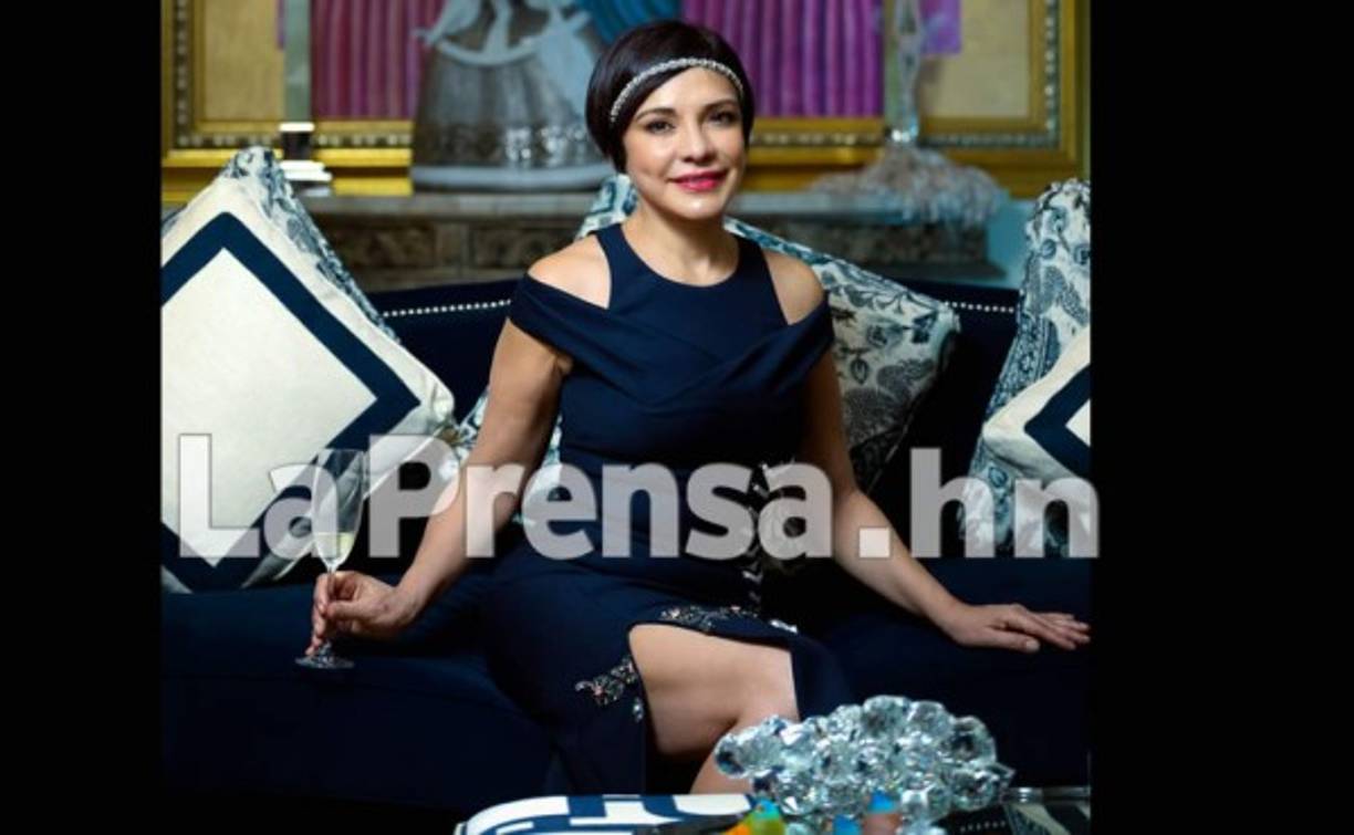 Glam Retro. Maribel tiene un halo de elegancia retro. Su estilo está definido por la época cuando la mujer seducía con la imagen en feminidad y sutileza.