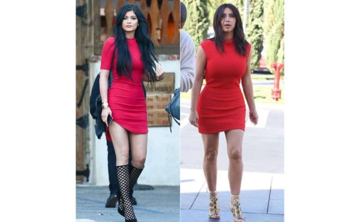 Kylie vs Kim. Una imagen donde lucen un corto vestido rojo más sandalias romanas.