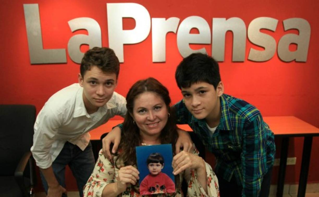 Los últimos hermanos de Karina Elizabeth Christensen Santos, Mario David y Giulio Ghiringhelli junto a su madre Sonia Elizabeth Santos.
