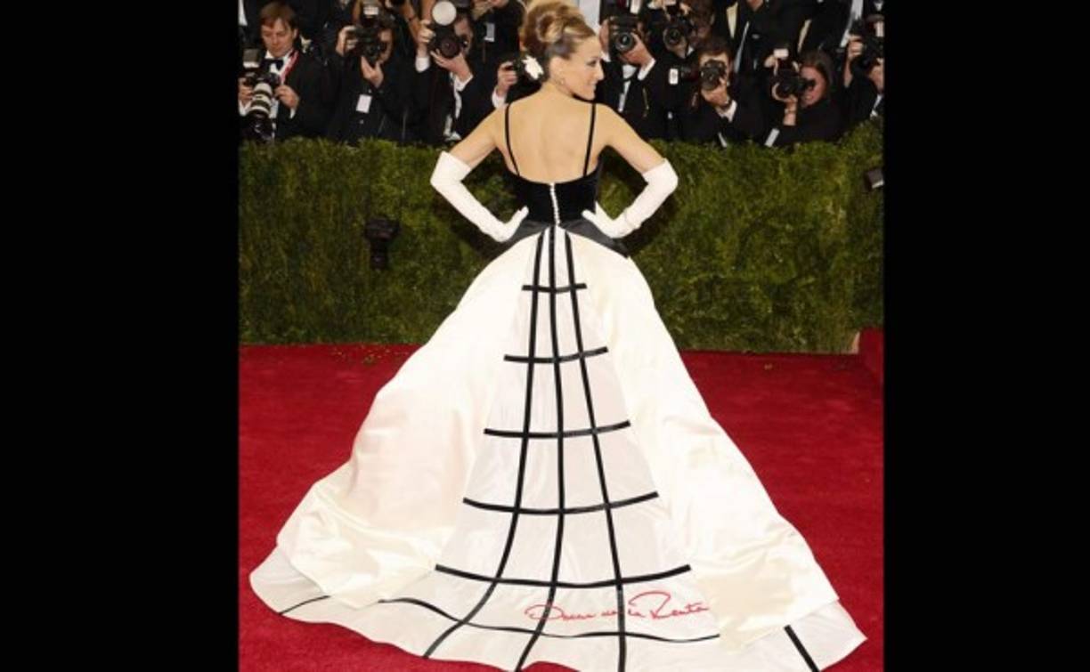 Sarah Jessica Parker vistió de Óscar de la Renta en la pasada gala de los Met en mayo del 2014.