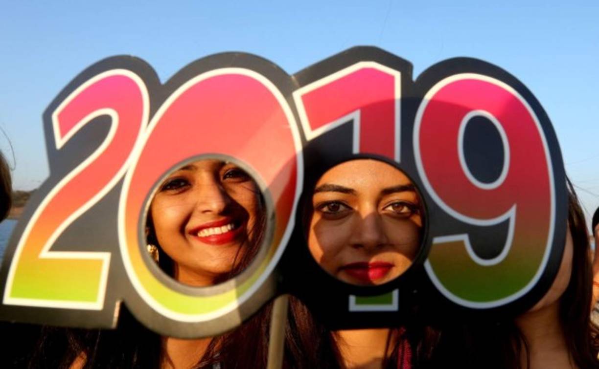 Las niñas indias posan para fotografías mientras participan en las celebraciones de Año Nuevo en Bhopal, India, el 31 de diciembre de 2018.