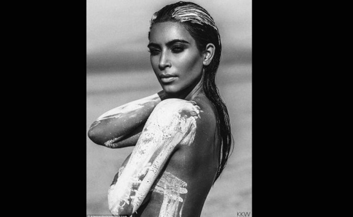 La sesión fotográfica fue realizada en el desierto.