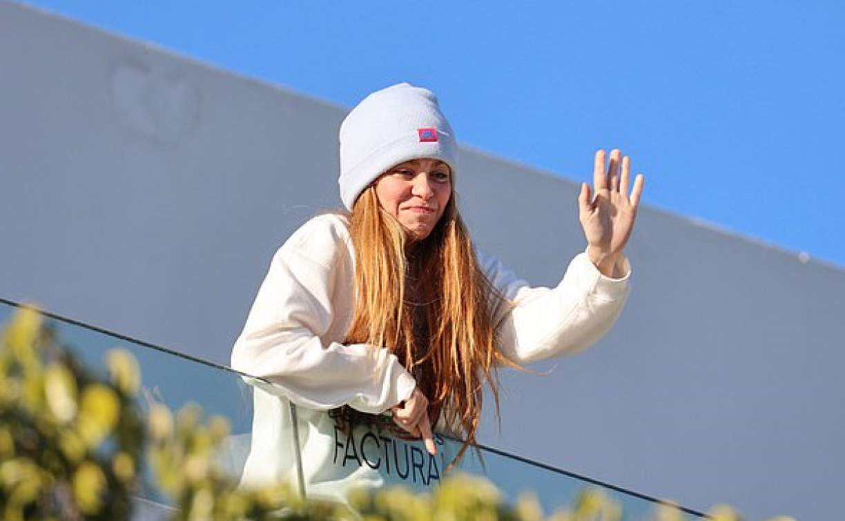 Previamente al cumpleaños del hijo de la expareja, Shakira atendió a algunos de sus seguidores que llegaron a las inmediaciones de su casa para apoyarla.