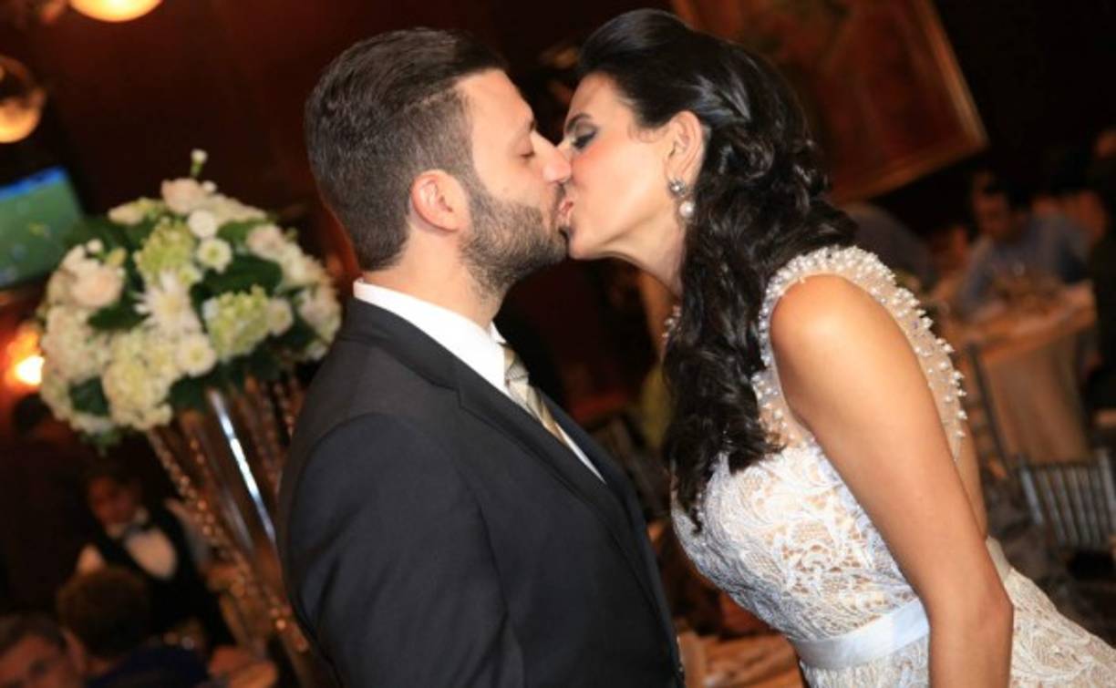 Con un beso se comprometieron.