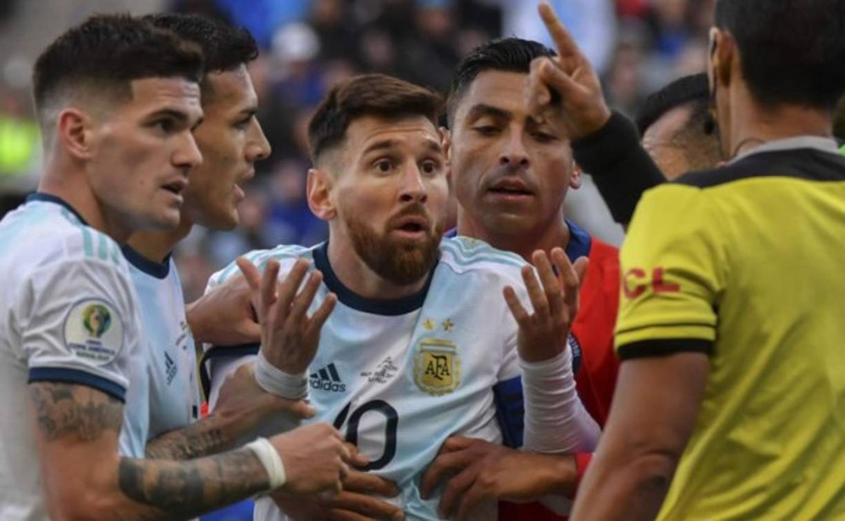 La única desventaja con que cuenta Leo es que no ganó nada más que una Liga esta temporada. Se quedó sin Copa del Rey, sin Champions y sin Copa América con Argentina donde salió expulsado.