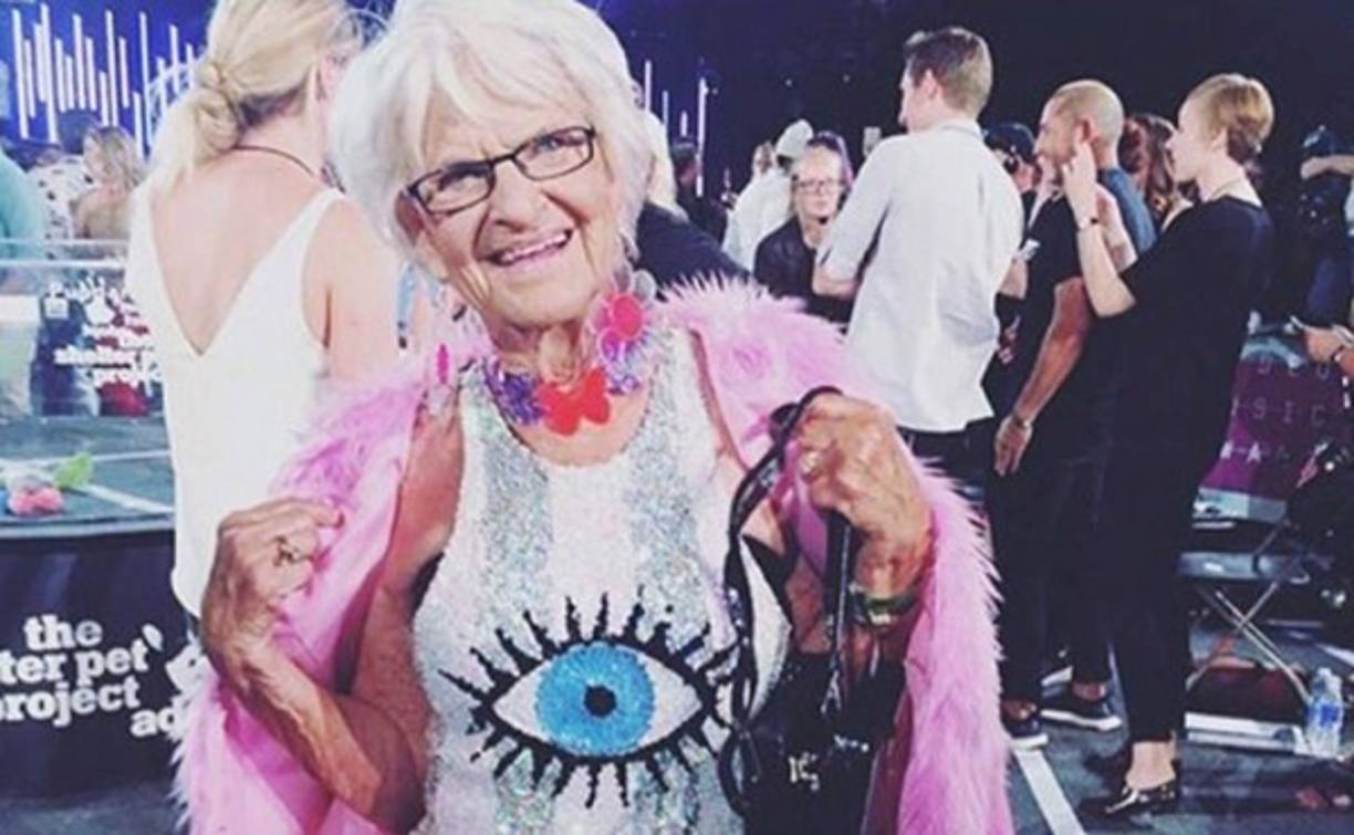 Van Winkle, quien tiene un millón y medio de seguidores en Instagram, está probando que puede pasar el rato con famosos que son medio siglo más jóvenes que ella.