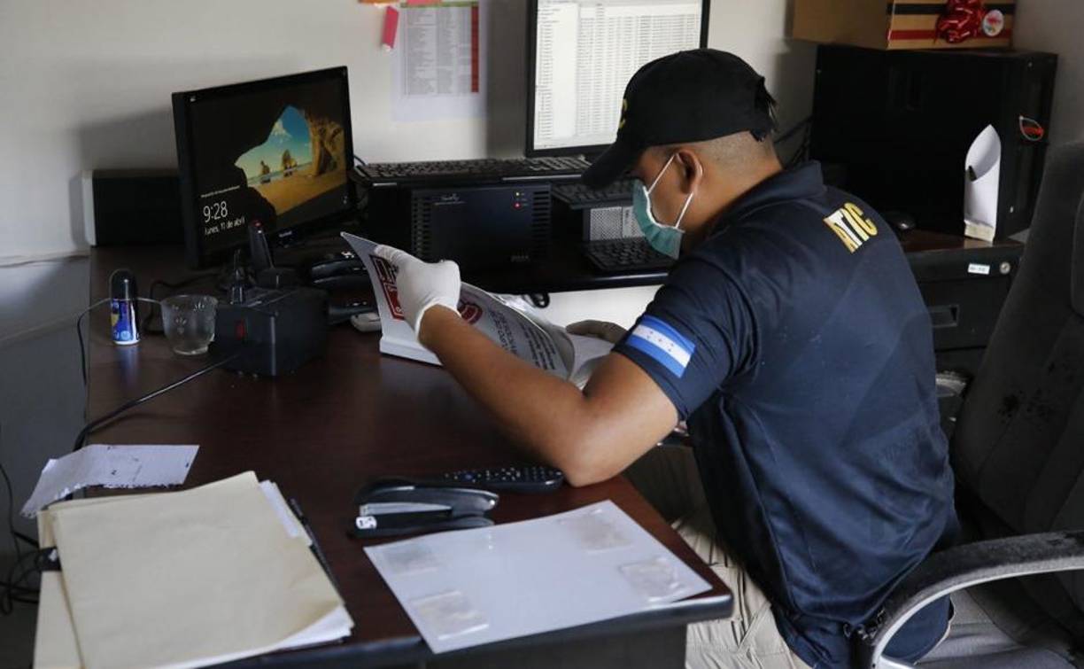 Las autoridades hondureñas también han solicitado el aseguramiento de 19 bienes, entre viviendas, vehículos y cuentas bancarias, del comisionado en condición de retiro Adrián Flores.