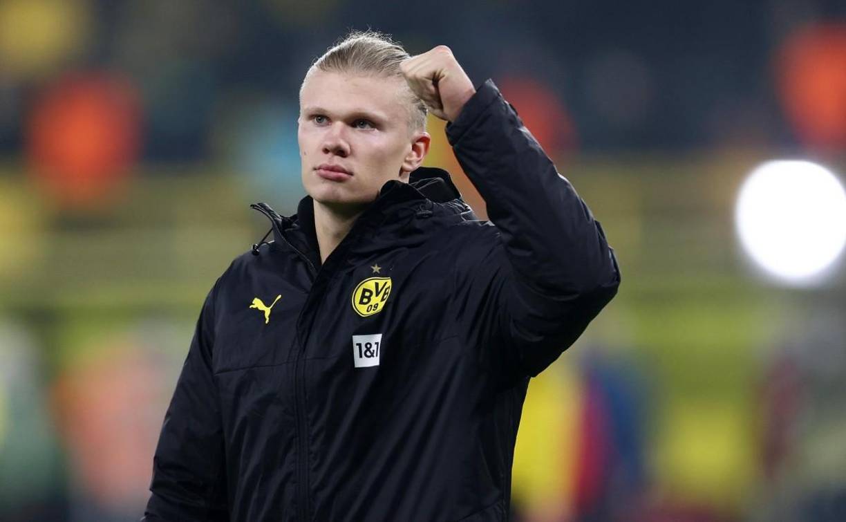 David Ornstein, periodista del diario británico The Athletic, asegura que Erling Haaland es el número 1 en la lista de objetivos del Manchester City para el mes de julio. “El club planea celebrar reuniones con los representantes de Haaland durante las próximas semanas”, aunque en el conjunto inglés saben que el principal competidor por hacerse con los servicios del delantero noruego es el Real Madrid.