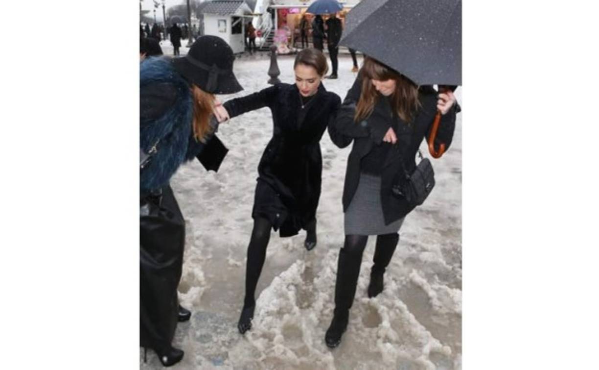 Jessica Alba, ¿quién te manda a utilizar tacones en la nieve? Si no hubiera sido por su equipo, la actriz casi termina besando el suelo.