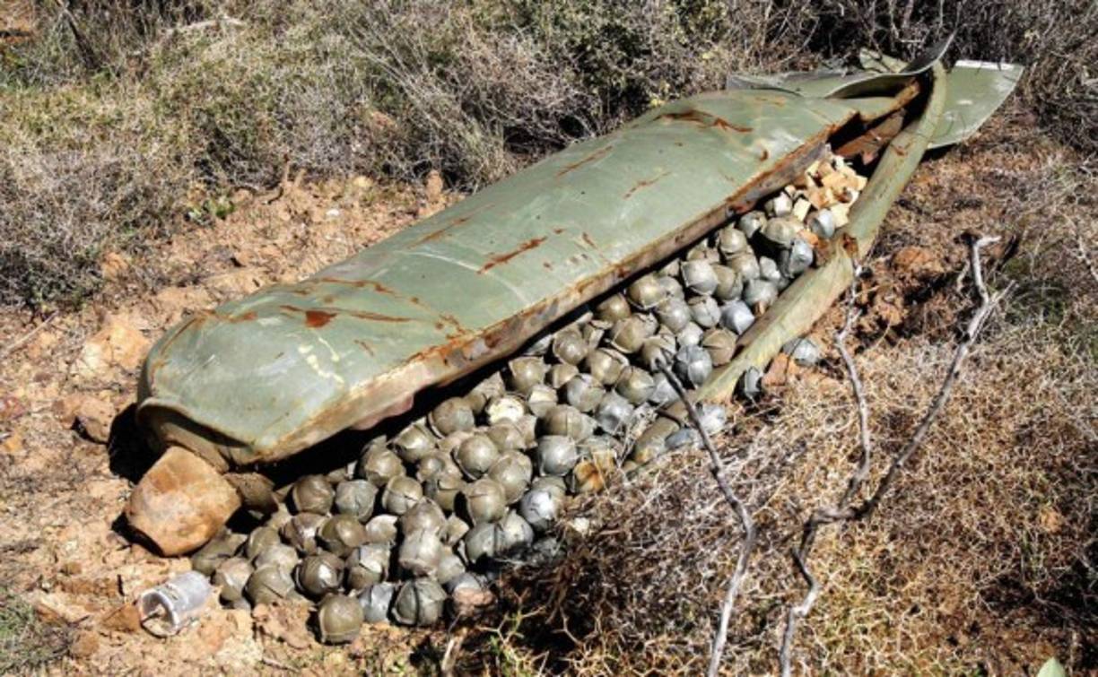 El tratado establece un marco general para abordar los problemas asociados a esas armas. Prohíbe el empleo, la producción, la adquisición, el almacenamiento, la retención y la transferencia de municiones en racimo.