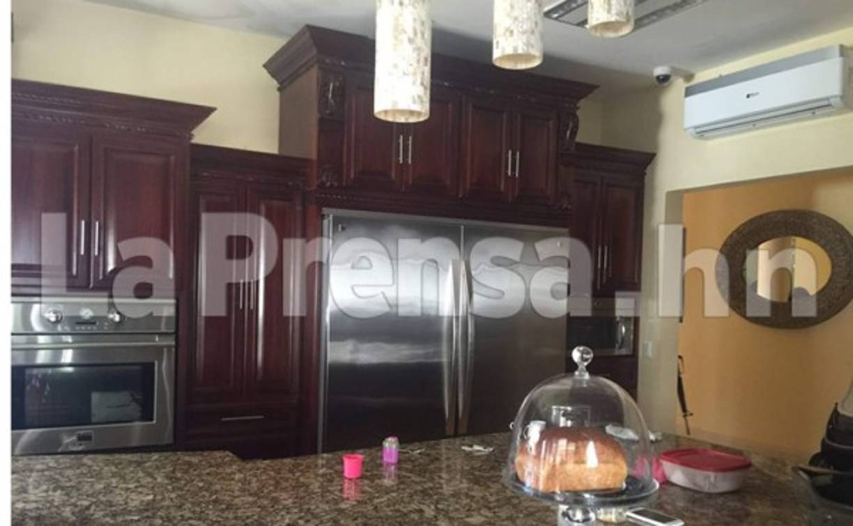 El lujo es evidente en lo fino de los aparatos electrodomésticos que tiene esta cocina.