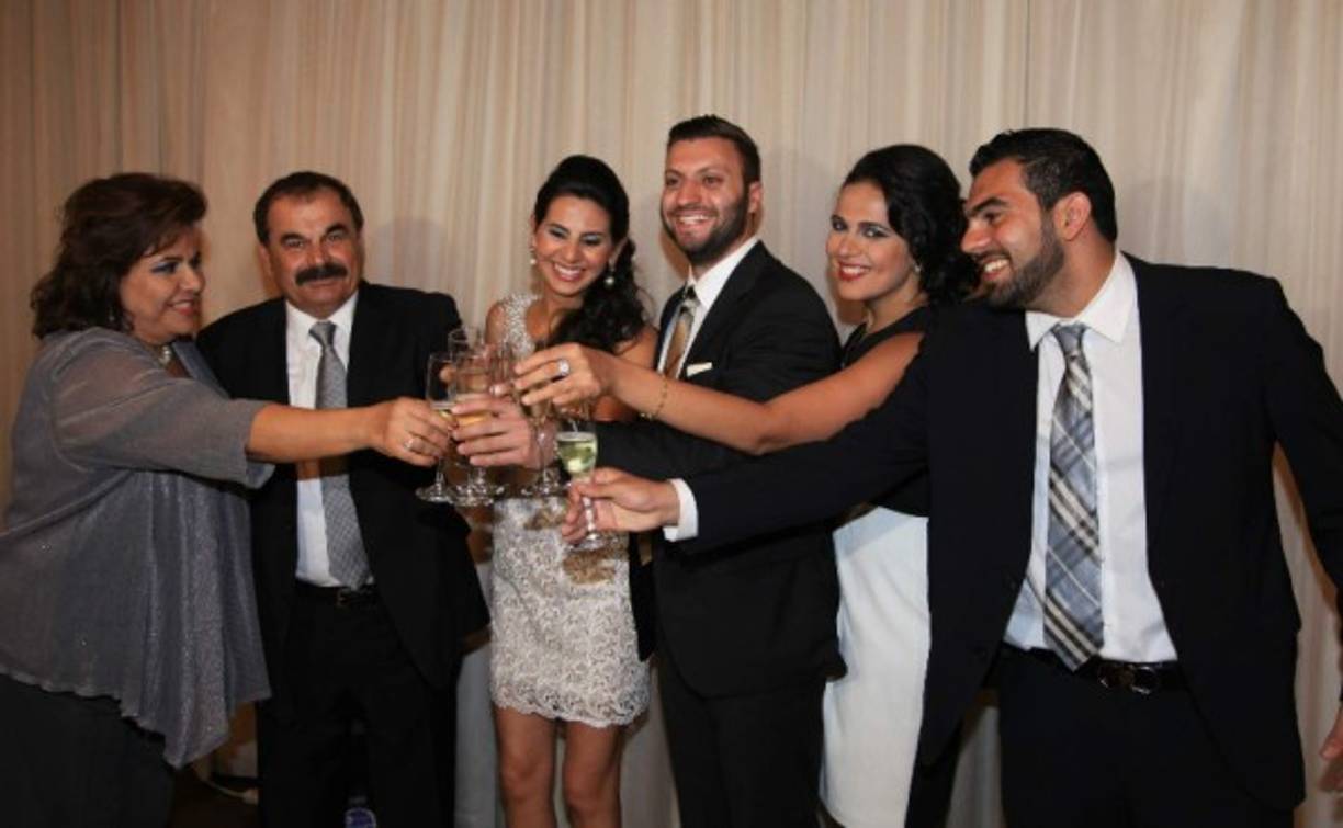 La familia Aude Faraj acogió emocionada con un brindis al prometido de su hija Victoria.