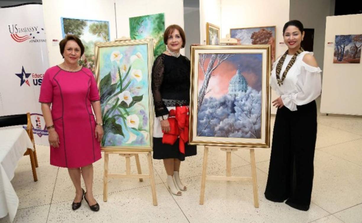 Rosario Córdova, la artista Martha Alegría y Gabriella Peña.