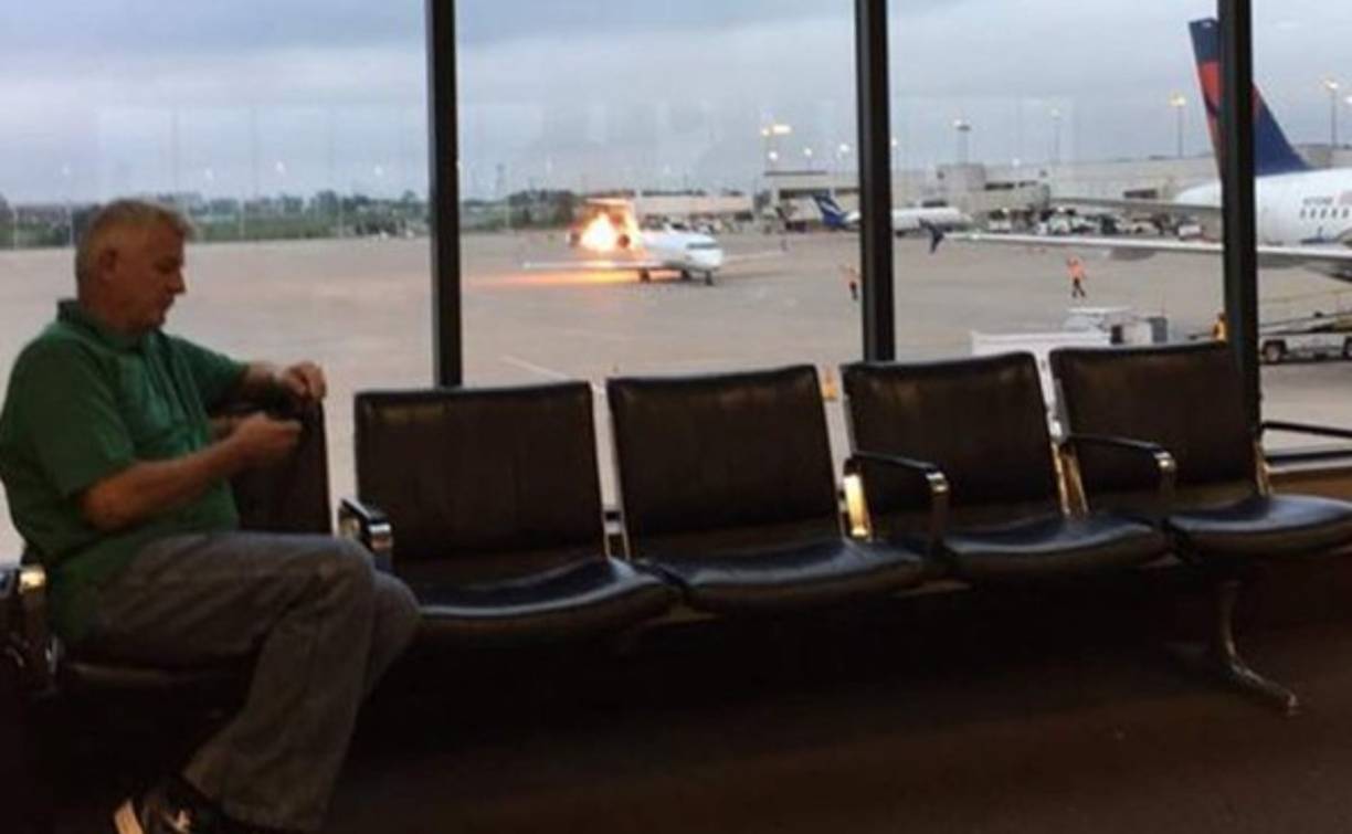 Pasajeros viralizaron las imágenes del incendio de un avión en la pista.