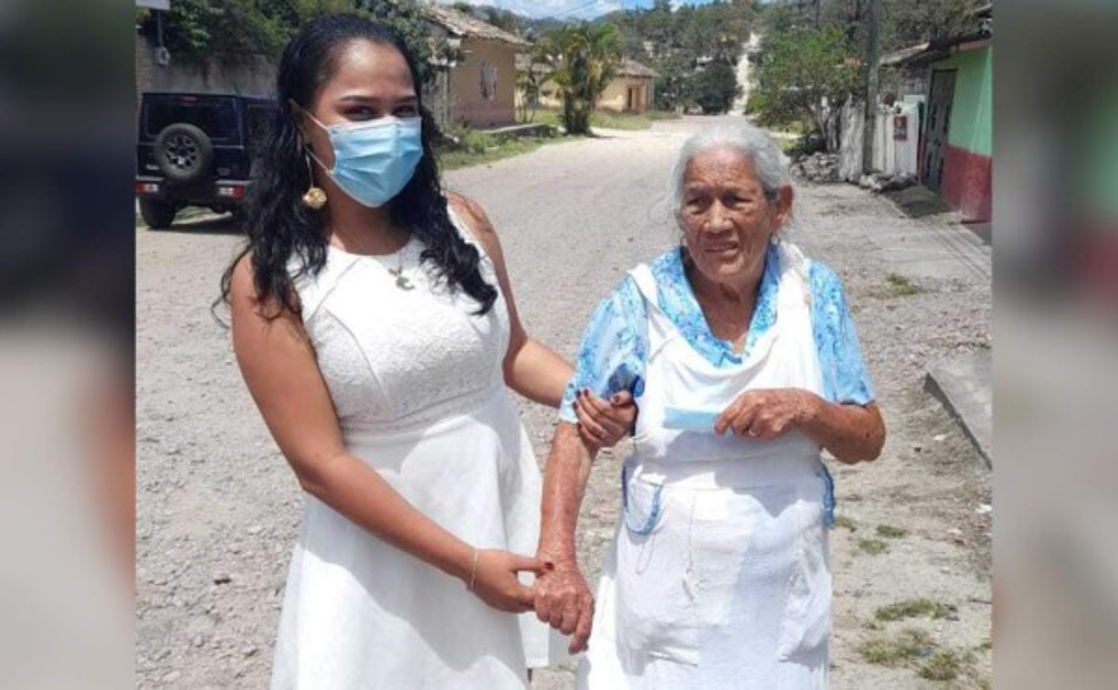 A sus 92 años y auxiliada por su nieta, María Villanueva residente en Siguatepeque cumplió con su deber patriótico