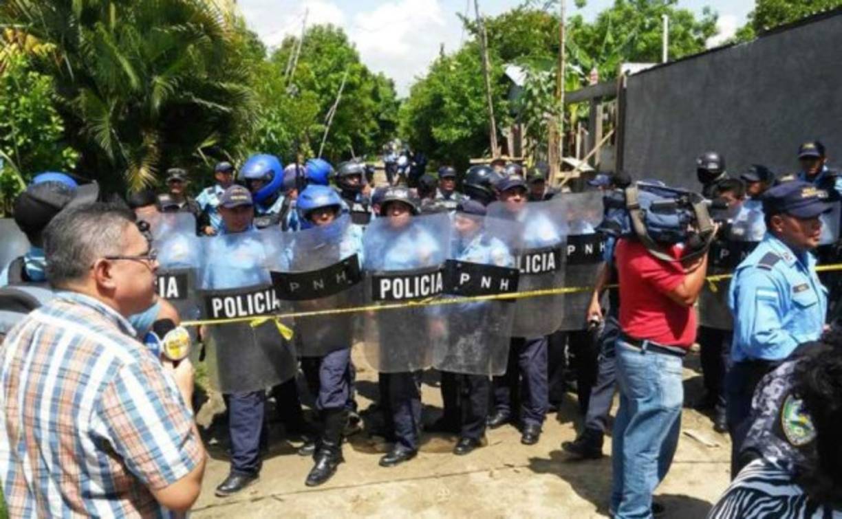 El policía Carlos Humberto Huete Flores, acusado por la Fiscalía del delito de homicidio en perjuicio de un joven de 20 años, fue enviado a prisión este jueves mientras concluye el proceso judicial en su contra. El joven identificado como Alex Enrique Mejía (20) cayó abatido a disparos el pasado martes en la colonia San Francisco del sector Plantena de La Lima, Cortés, zona norte de Honduras.