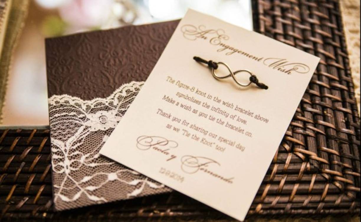 Para recordar. Obsequio de los novios. Cada invitado se llevó la pulsera del infinito como recuerdo de la fiesta.