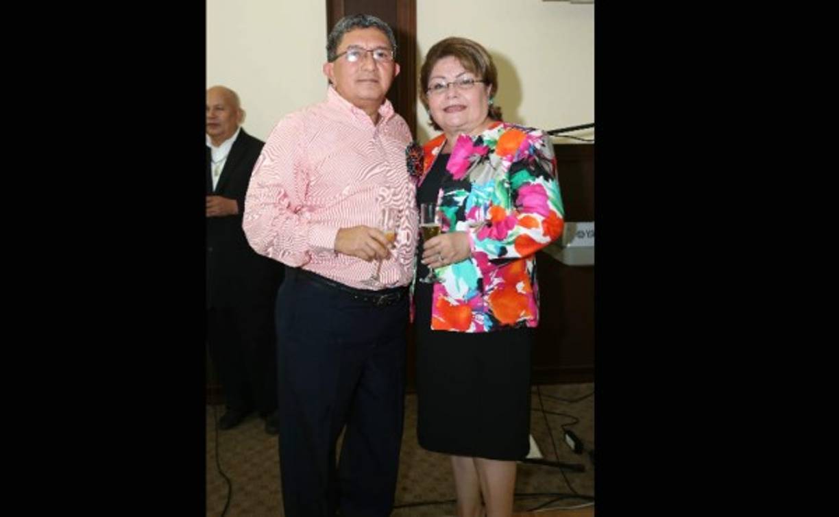 Óscar y Suyapa Bardales compartieron en la fiesta sorpresa donde abundó la emoción y el regocijo.