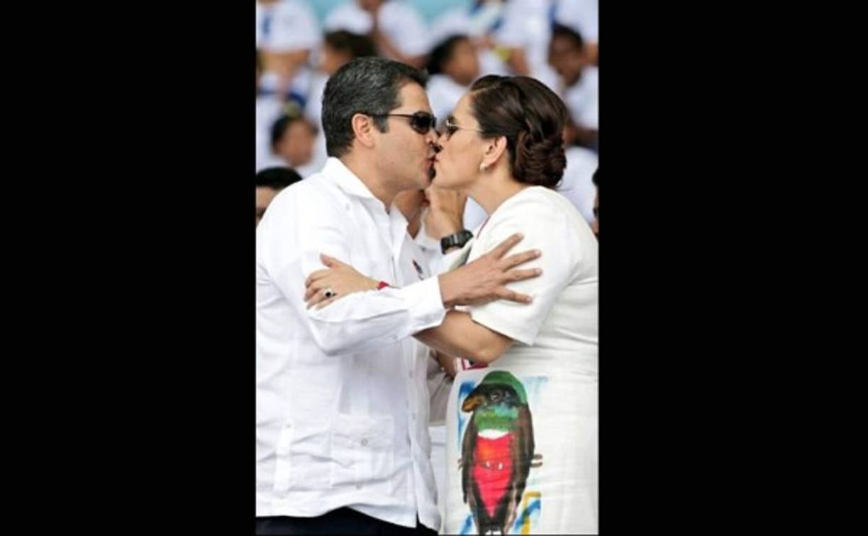 Ana García de Hernández publicó en su Facebook esta imagen con este mensaje:'Este beso demostró el amor que con Juan Orlando tenemos por ‪#‎Honduras‬ y pedimos hermandad entre el pueblo hondureño'.