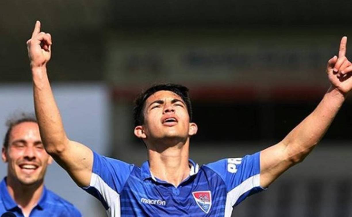 Debutó el 8 de agosto del 2015 con el Gil Vicente de la primera división de Portugal a los 18 años. Allí anotó 13 goles.