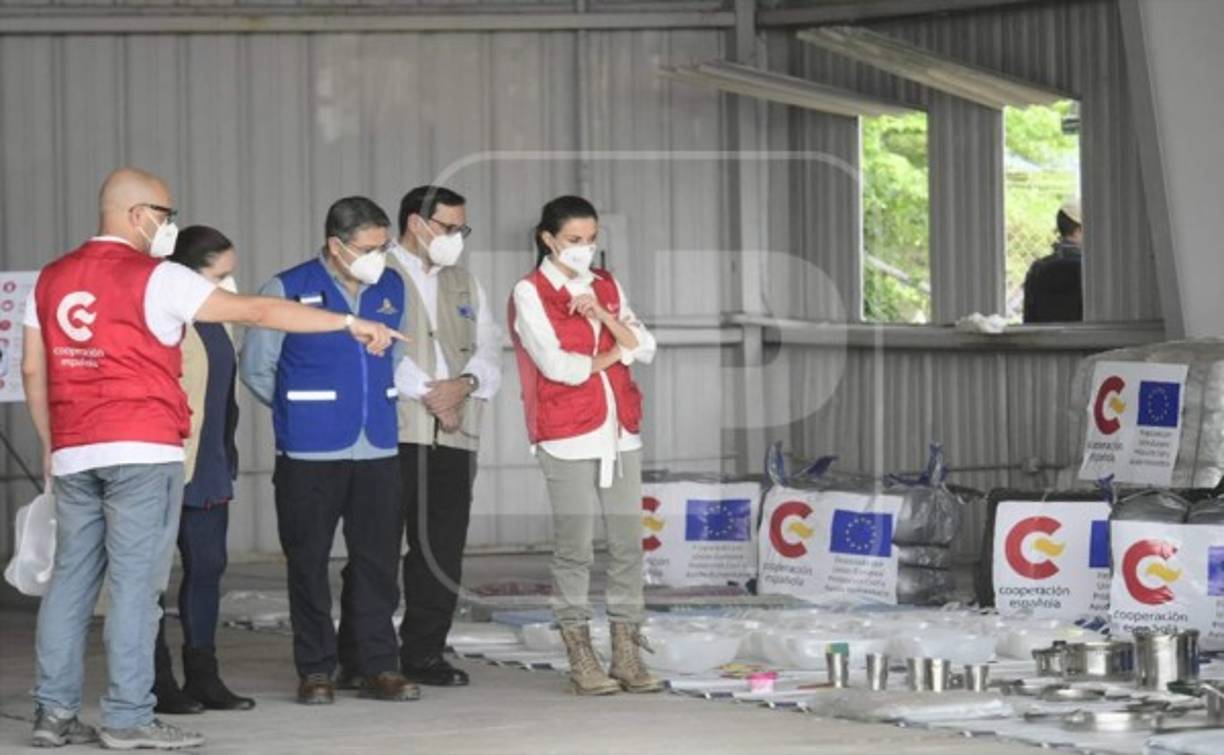 El viaje de la reina y el despliegue de la ayuda tienen como objetivo trasladar el apoyo y la solidaridad de España ante la crítica situación económica y social en la que está inmerso el país.