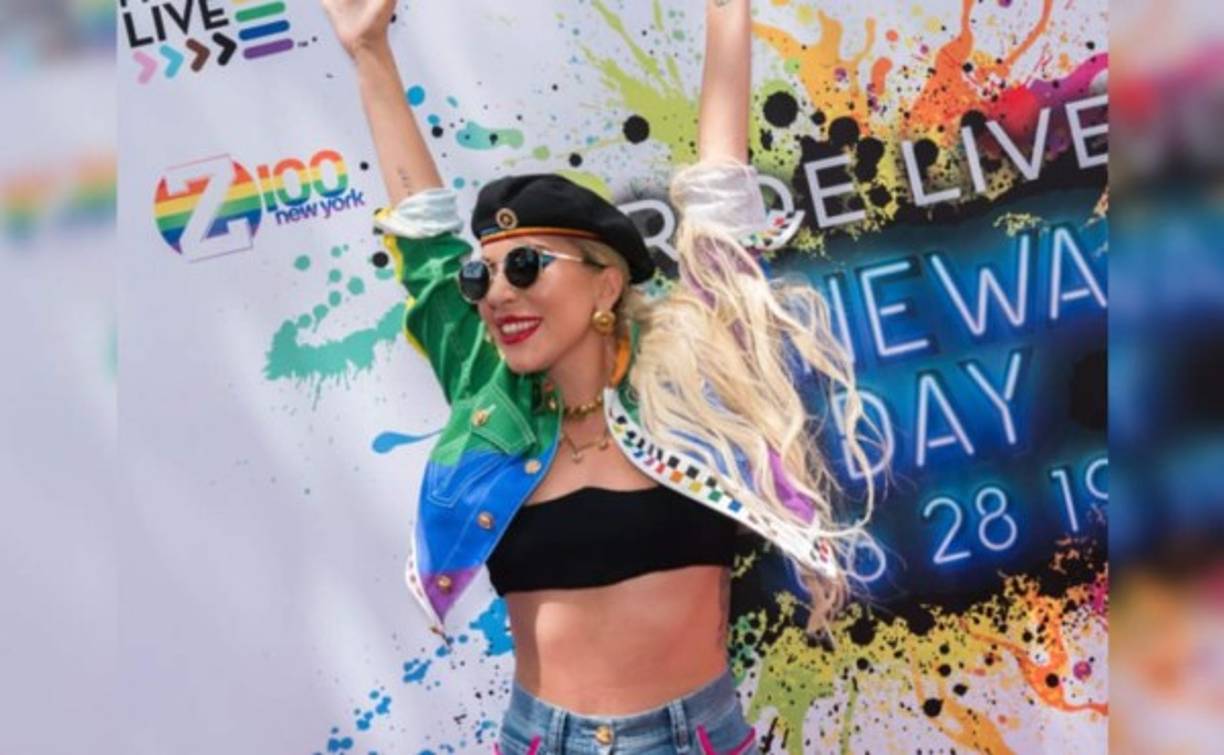 La cantante de 'Shallow' llegó a la histórica Stonewall Inn en Nueva York este viernes para celebrar el primer desfile del orgullo gay.