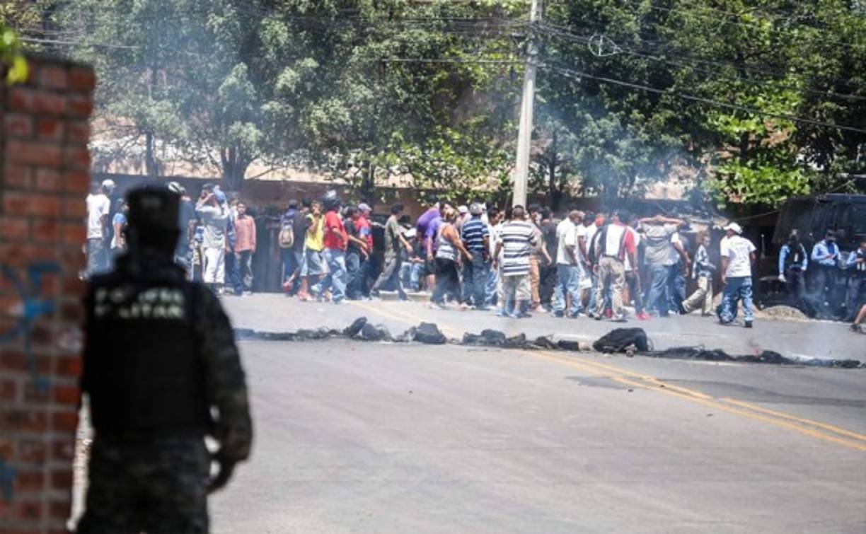 Conductores y ayudantes de autobuses del sector La Laguna en la capital, protestaron la mañana y mediodía de este martes.