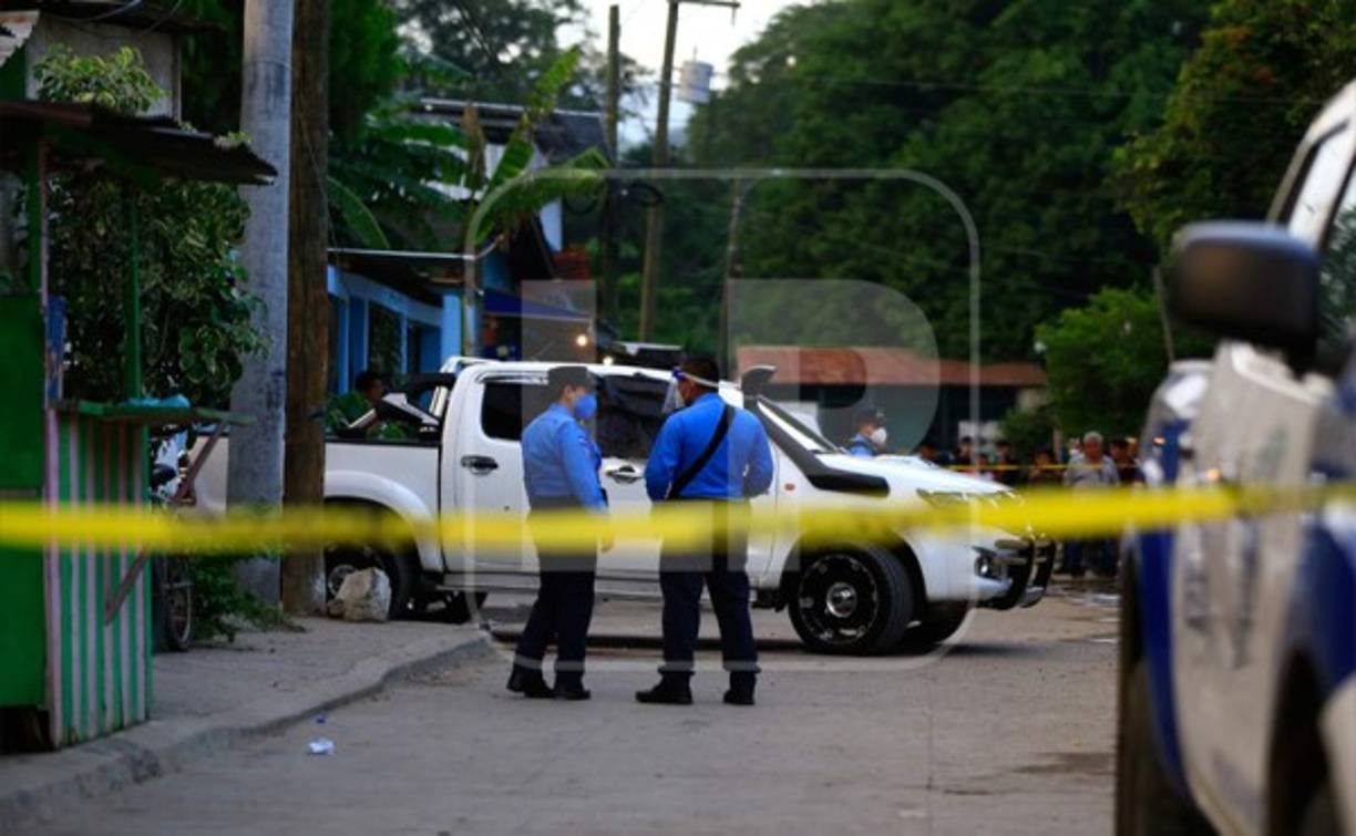 El exoficial de 39 años manejaba el automóvil, la esposa iba a su lado derecho y su hijo estaba sentado en la parte de atrás.