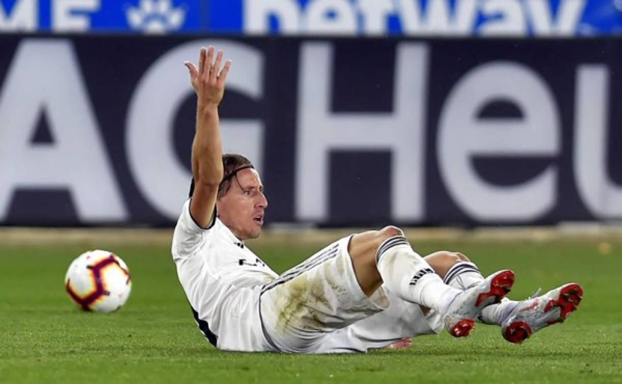 Luka Modric reclama en el césped. El croata no se aproximó a su mejor nivel durante el partido.