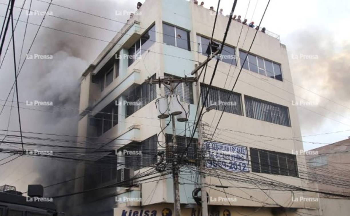 Se informó además que hay al menos cinco manifestantes detenidos, así como manifestantes golpeados y policías heridos.<br/><br/>Momentos en que se registraban las llamas en la Municipalidad.
