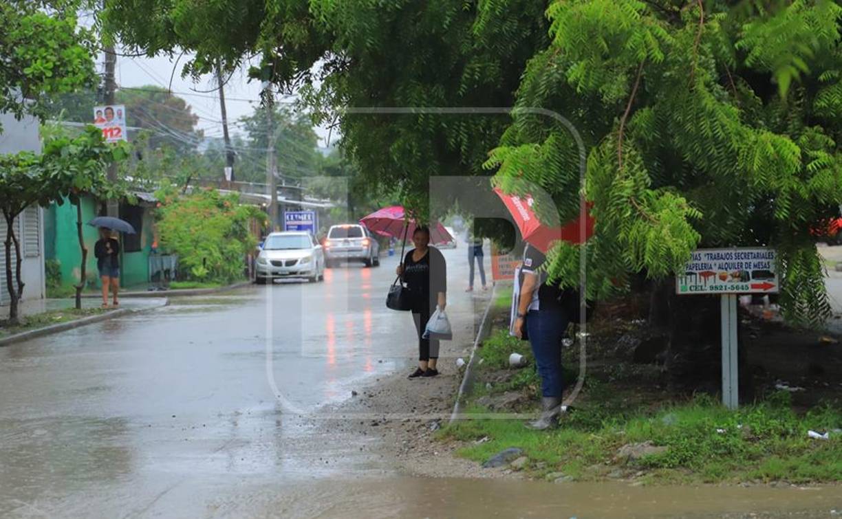 De igual manera abundante nubosidad y precipitaciones intermitentes de débiles a moderadas a ocasionalmente fuertes sobre el norte, occidente e ensular del país.