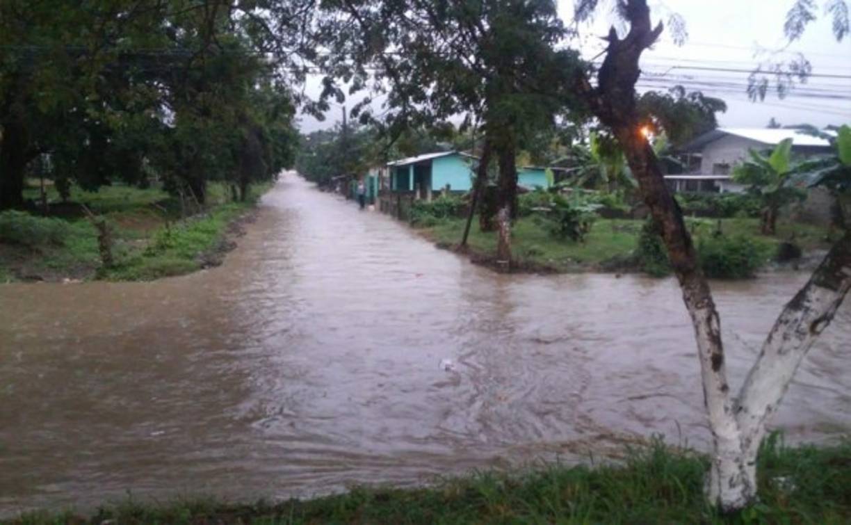 Se le pide a la población evitar estar cerca de rótulos o vallas publicitarias, como también asegurar los techos de sus viviendas, porque estos podrían desprenderse debido a los vientos racheados.<br/>