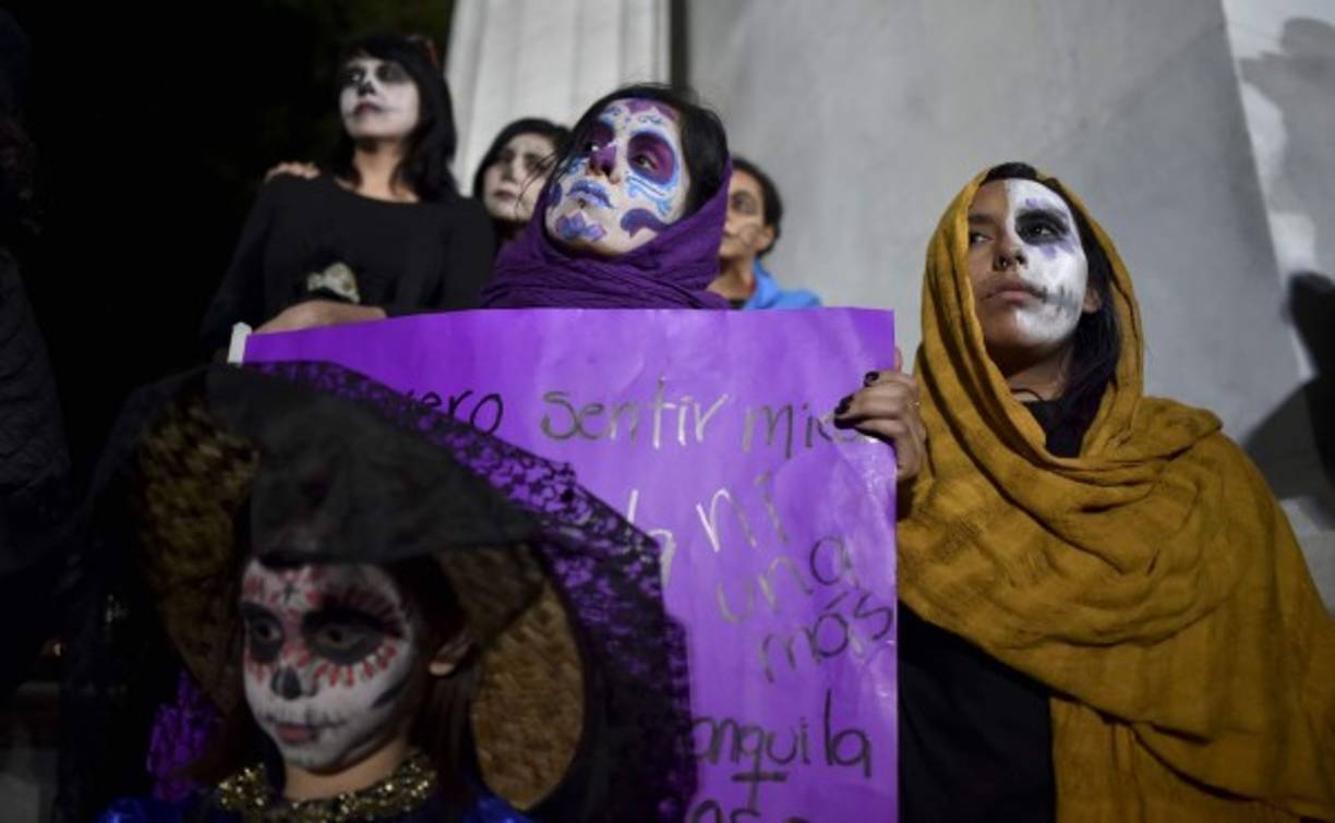 El Día de Muertos es una celebración tradicional de origen mesoamericano que honra a los difuntos. Se celebra principalmente los días 1 y 2 de noviembre, aunque en algunos lugares comienza desde el 31 de octubre.