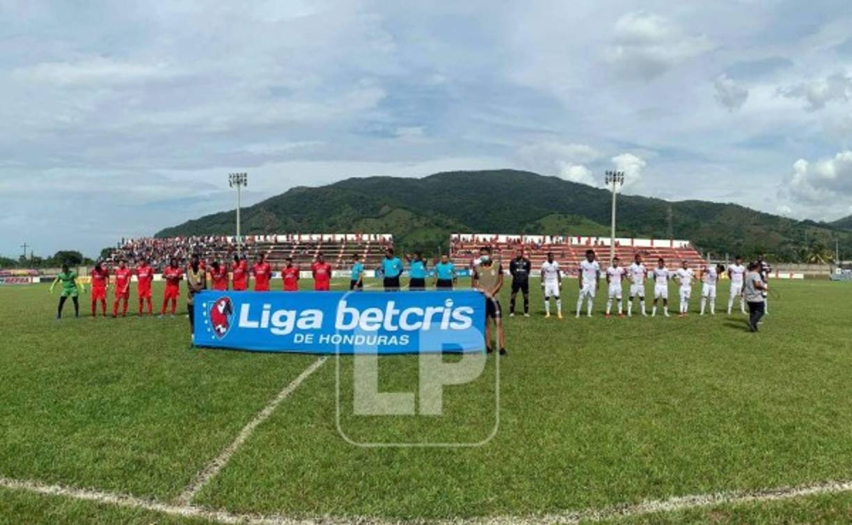 Real Sociedad y Olimpia posando previo el inicio del partido en el estadio Francisco Martínez Durón de Tocoa.