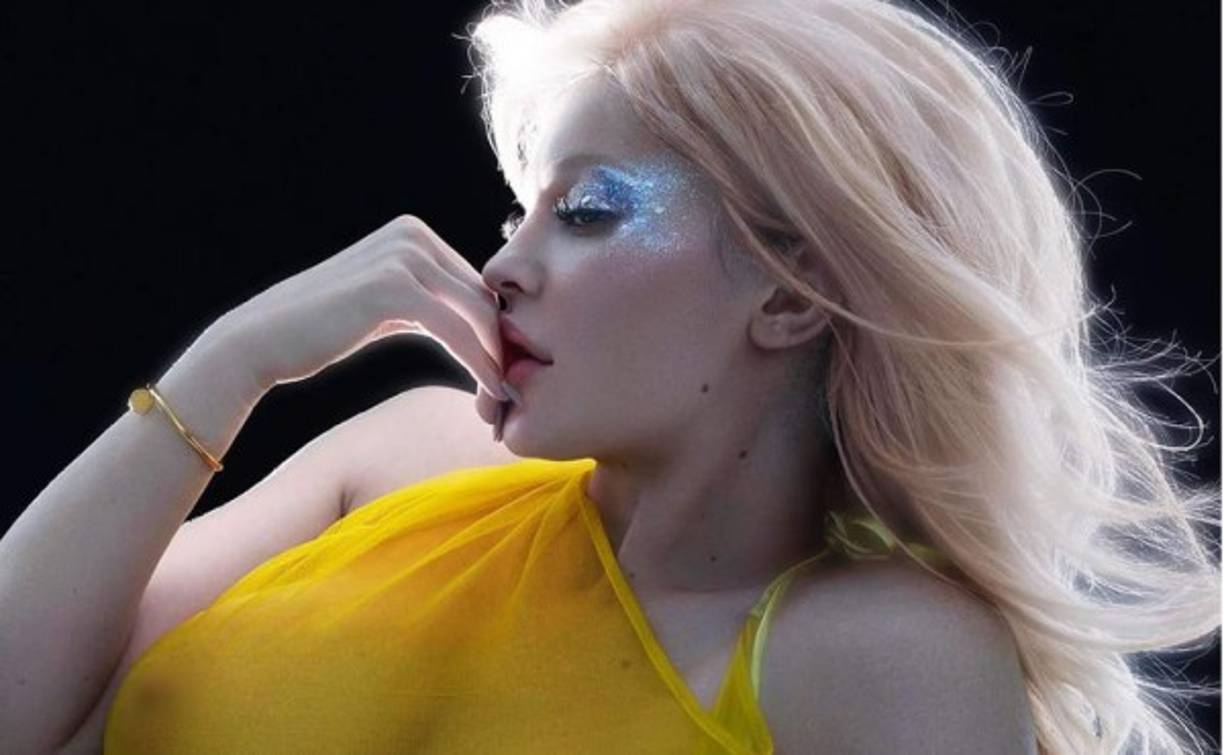 Kylie Jenner posó completamente desnuda en una sesión fotográfica para la edición 109 de V Magazine.<br/><br/>La empresaria declaró que esta fue 'su primera sesión fotográfica súper desnuda'.<br/><br/>¡Mira las fotos!