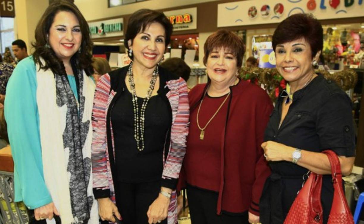 Julia Larach, Carolina Canahuati, Lorraine Miselem y Laura Abufele.
