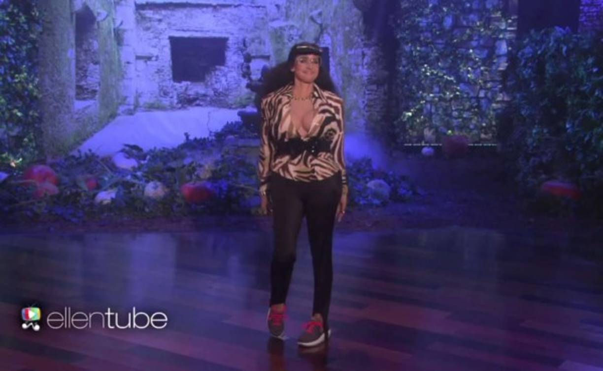 Con este nuevo disfraz, DeGeneres continúa con su tradición de burlarse de un famoso en la noche de brujas.