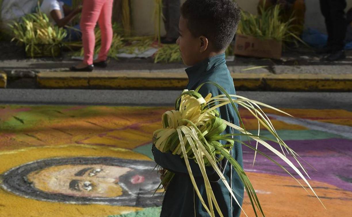 Un pequeño haciendo un recorrido durante el Domingo de Ramos en la capital. 