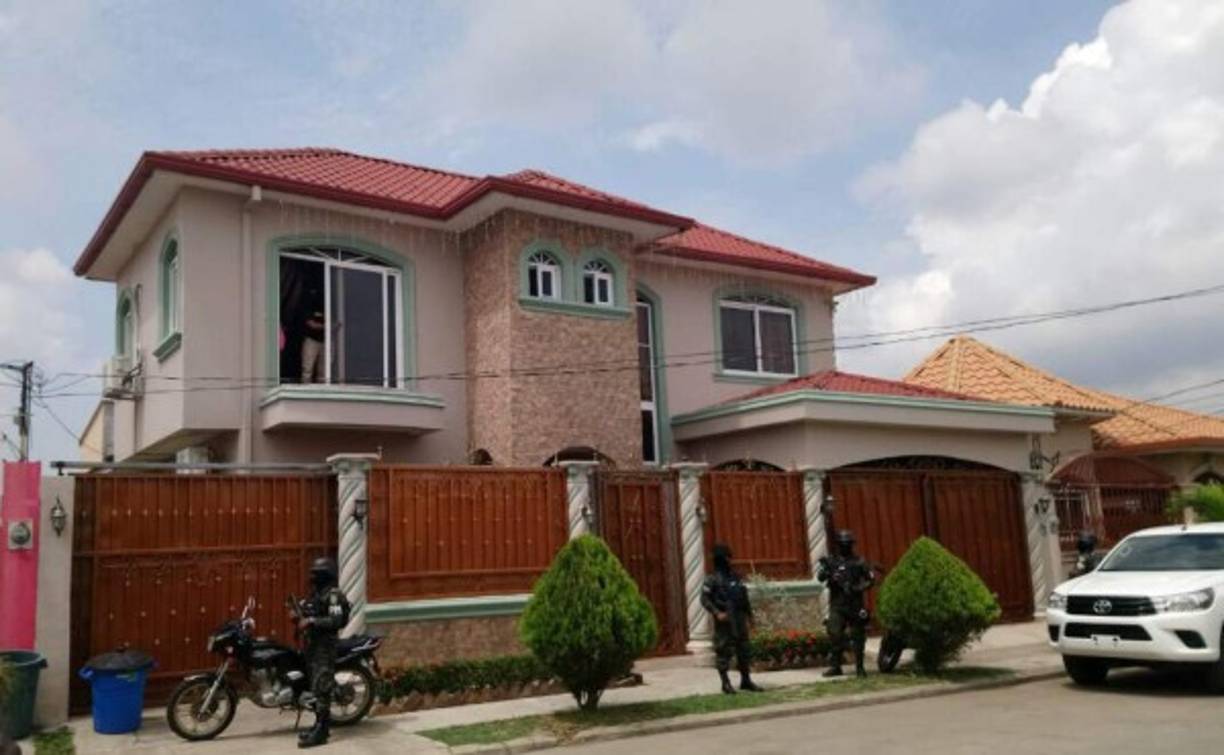 Agentes de la ATIC aseguran esta vivienda en residencial Salamanca de San Pedro Sula en el marco de la operación Hefesto, dirigida a socios de Sergio Neftalí Mejía Duarte, condenado en Estados Unidos.