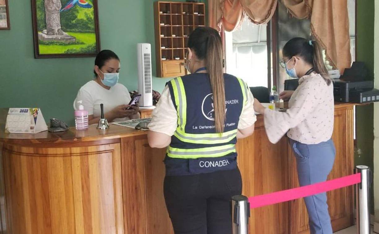 Fiscales de Protección al Consumidor de Santa Rosa de Copán recomiendan a hoteleros tener de manera visible los permisos de operación y aplicar correctamente el descuento al adulto mayor.