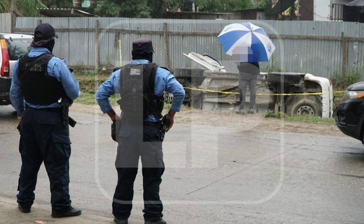 Tres hombres y una mujere se transportaban en un vehículo tipo camioneta cuando fueron atacados a disparos. 